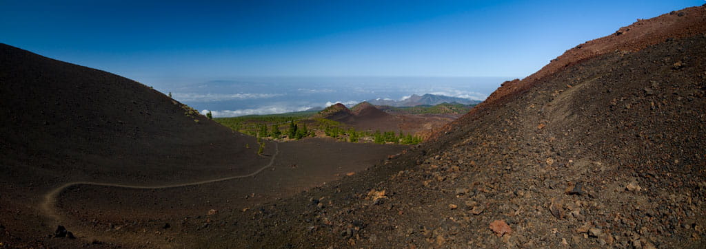 Paisaje volcánico con sendero en El Teide, Tenerife.