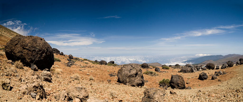 Paisaje rocoso en el Parque Nacional del Teide, Tenerife, con cielo despejado.