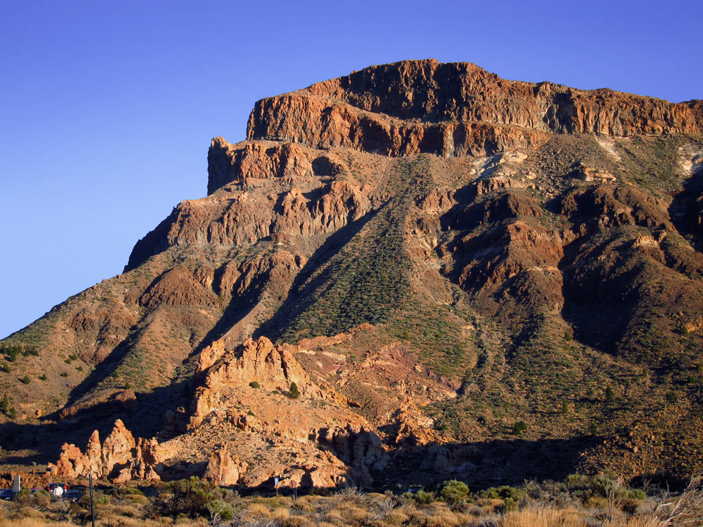 Montaña destacada en el Parque Nacional del Teide, Tenerife.