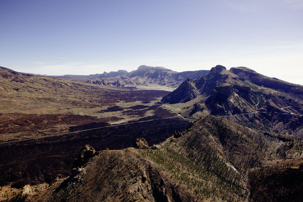 Vista panorámica del paisaje montañoso del Parque Nacional del Teide en Tenerife.