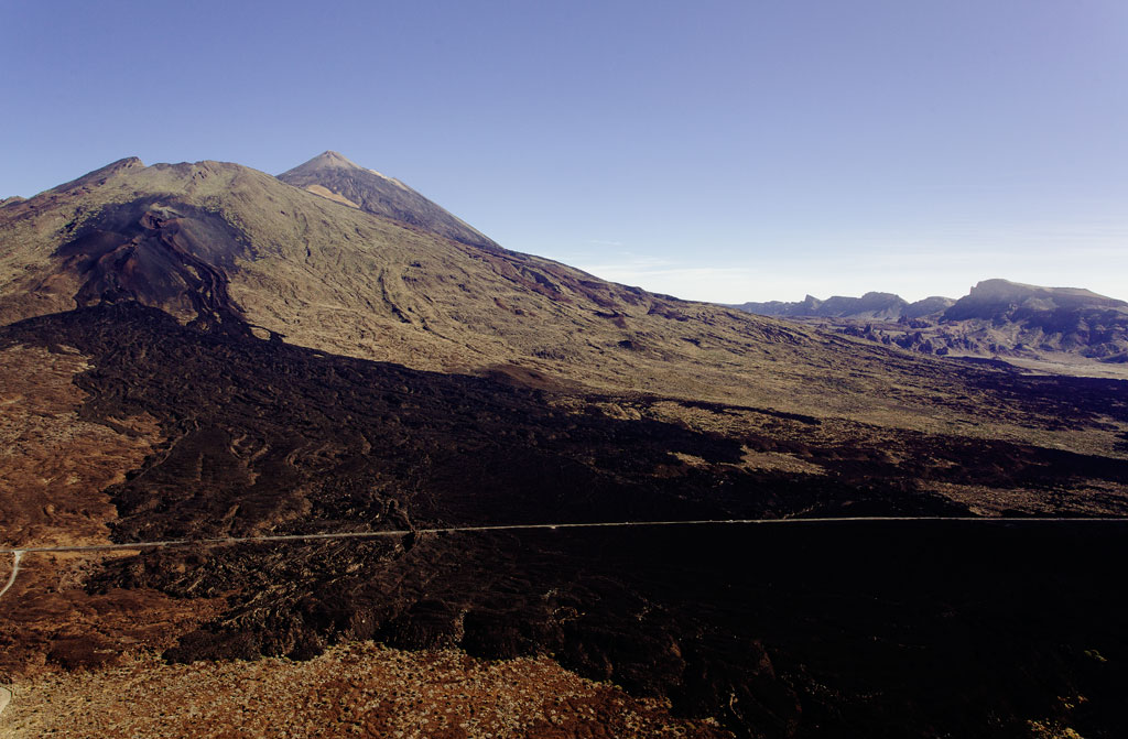 Paisaje del Teide en Tenerife, con terrenos volcánicos y cielo despejado.