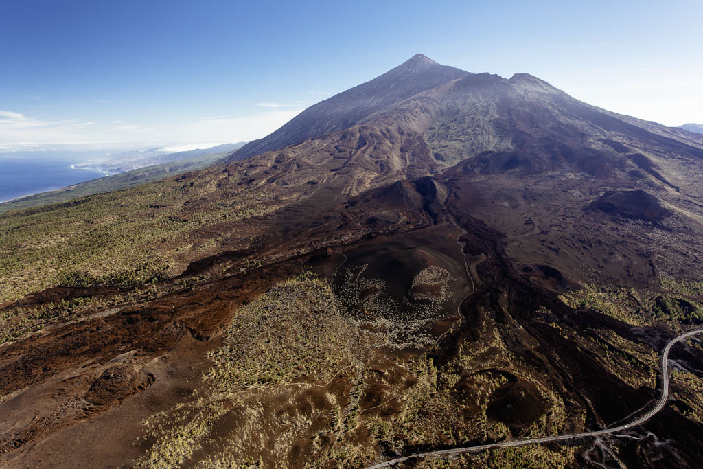 El Teide visto desde el aire, Tenerife, con paisaje volcánico y mar al fondo.