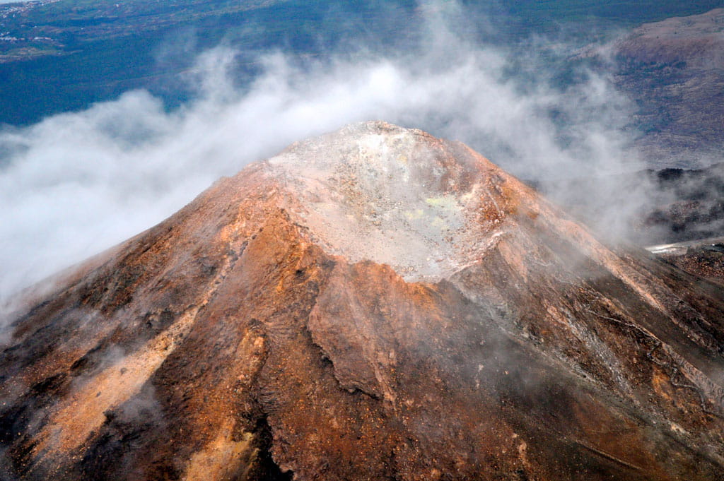 Cima del volcán Teide en Tenerife envuelta en nubes.