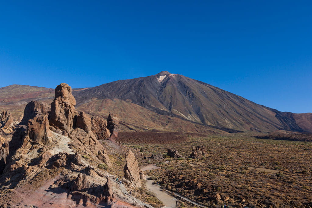 Roques de García y el Teide en un día claro en Tenerife.