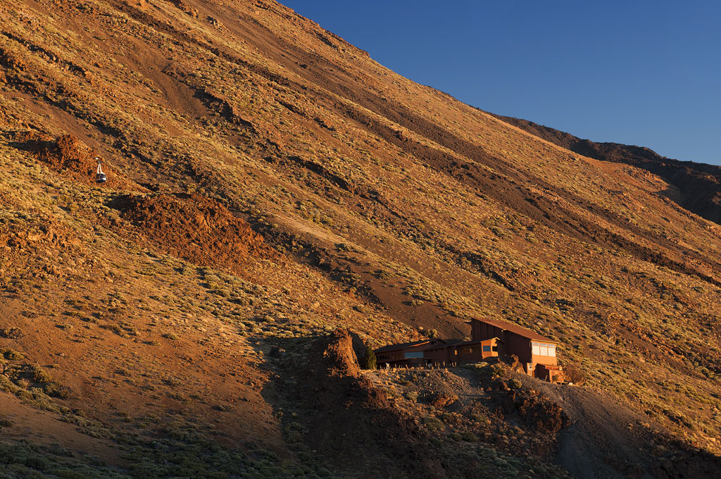Refugio de montaña en las laderas del Teide, Tenerife, al atardecer.