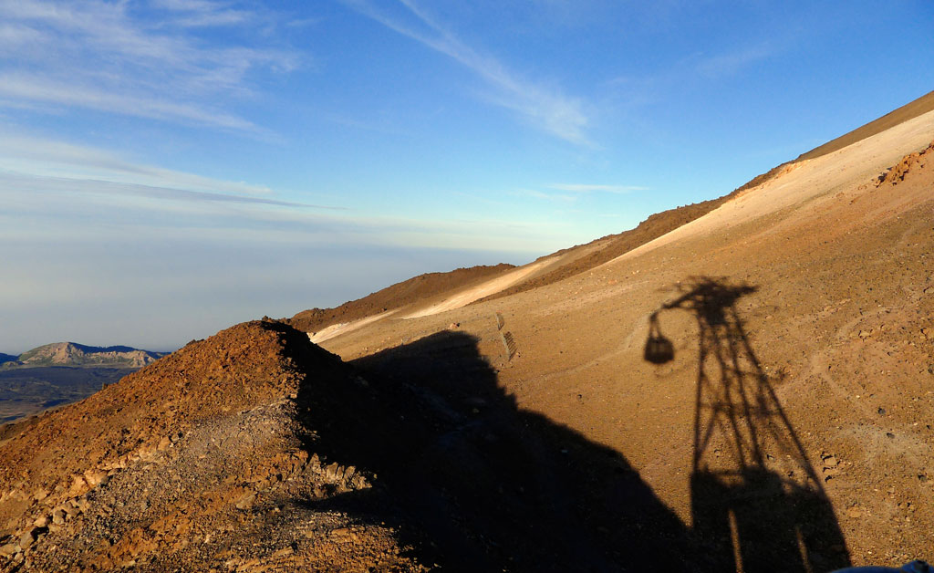 Sombra del teleférico en paisaje montañoso, Teide, Tenerife.