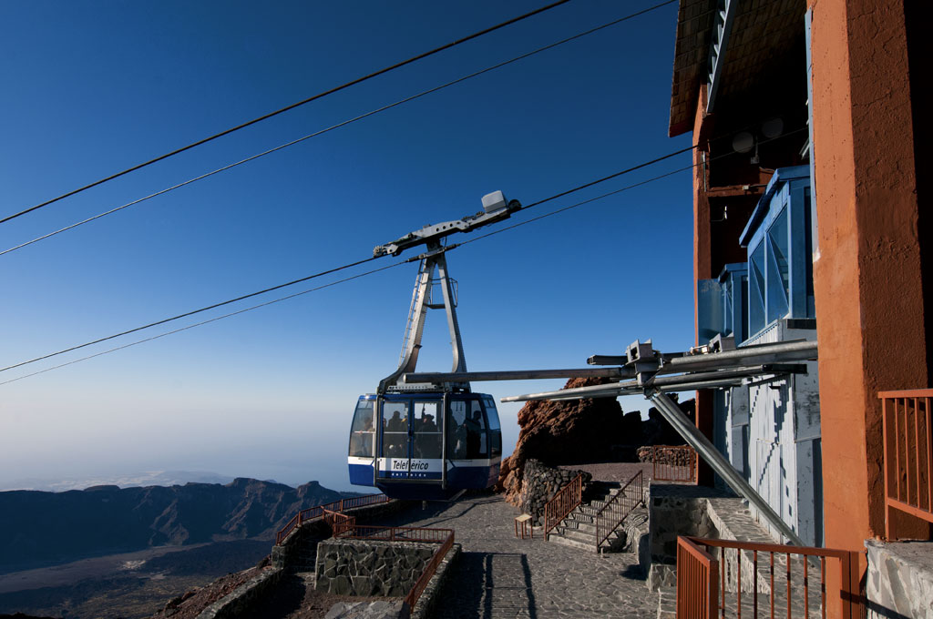 Teleférico del Teide sobre paisaje montañoso en Tenerife.