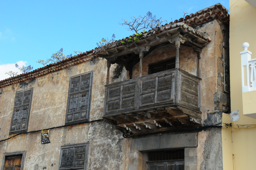 Fachada antigua con balcón de madera en San Cristóbal de La Laguna, Tenerife.