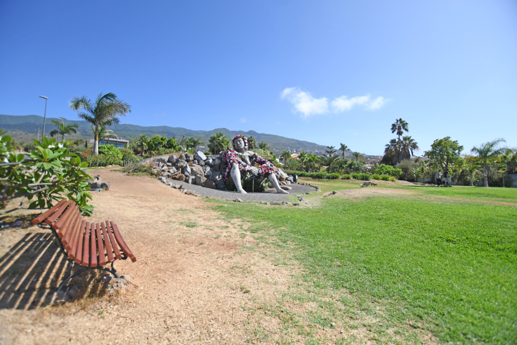 Banco y escultura en parque de Puerto de la Cruz, Tenerife.