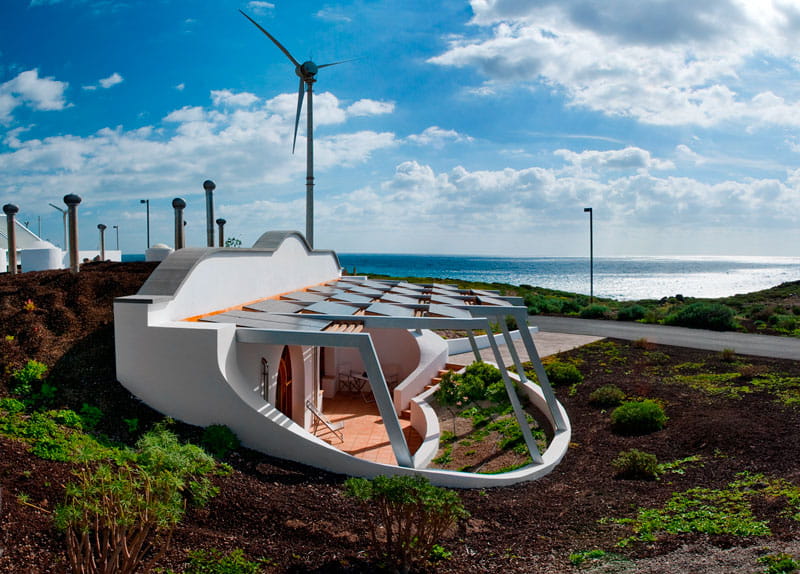 Edificio sostenible con turbina eólica y vistas al mar en Tenerife.