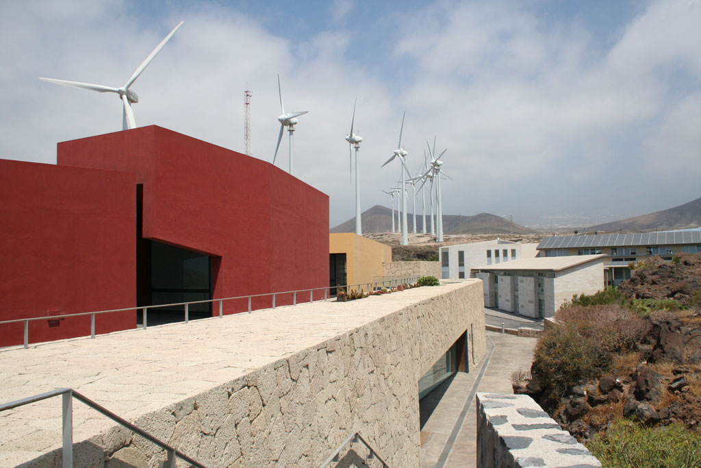 Edificios modernos y aerogeneradores en un paisaje de Tenerife.