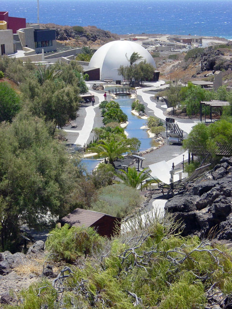 Camino serpenteante y cúpula blanca en el Paisaje Lunar, Tenerife.