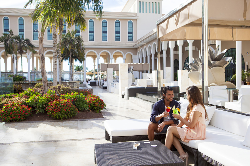 Pareja disfrutando cócteles en la terraza de un hotel en Tenerife.