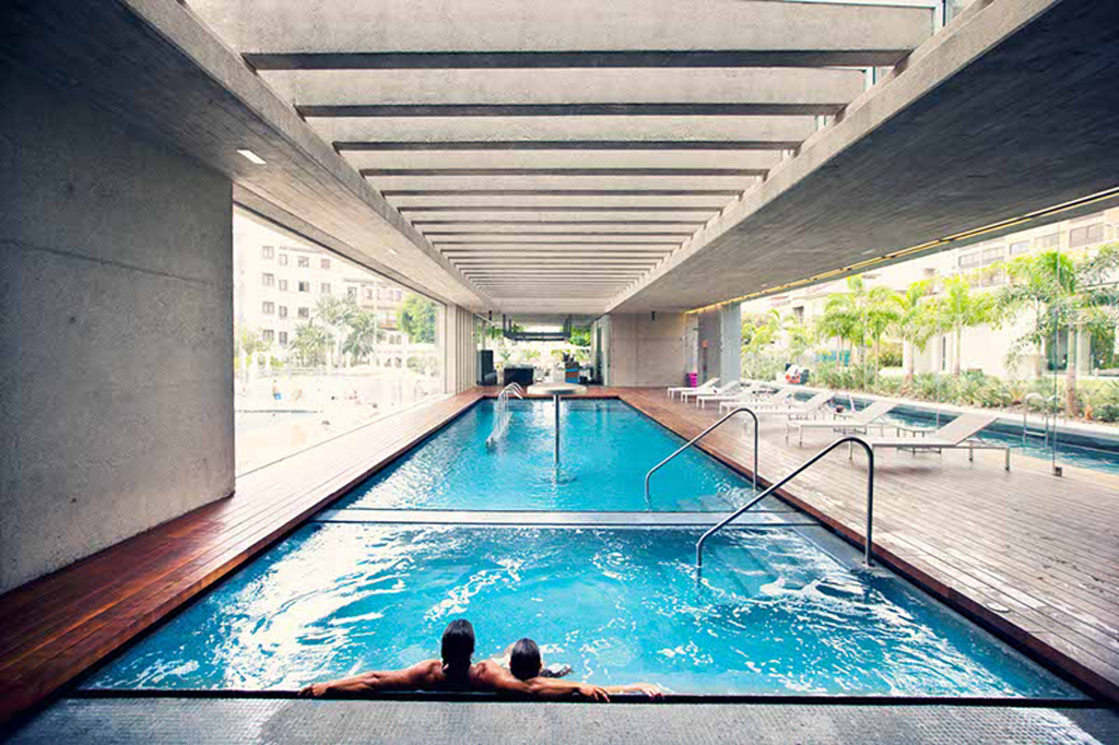 Piscina cubierta con dos personas en un complejo en Tenerife.