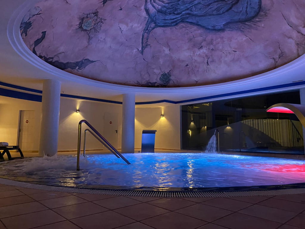 Piscina interior iluminada con techo decorativo en Tenerife.