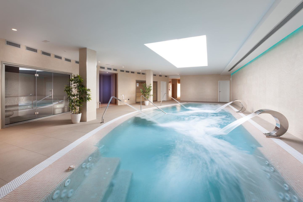 Piscina con chorros en spa interior en Tenerife.