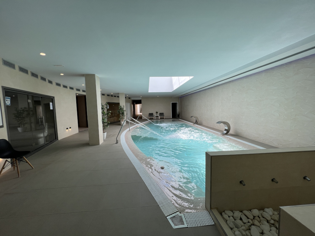 Piscina interior con cascada en un spa en Tenerife.