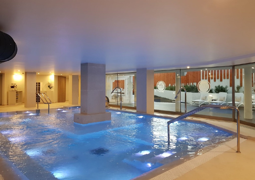 Piscina interior con chorros de agua en un spa en Tenerife.