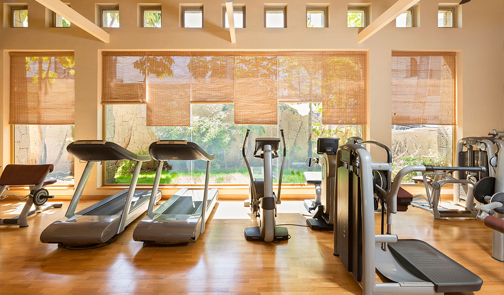 Gimnasio moderno con cintas de correr y máquinas de ejercicio en Tenerife.