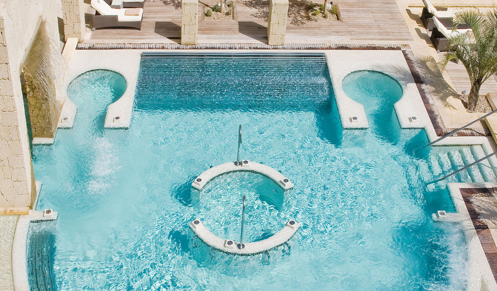 Piscina con cascadas y áreas circulares en un hotel de Tenerife.