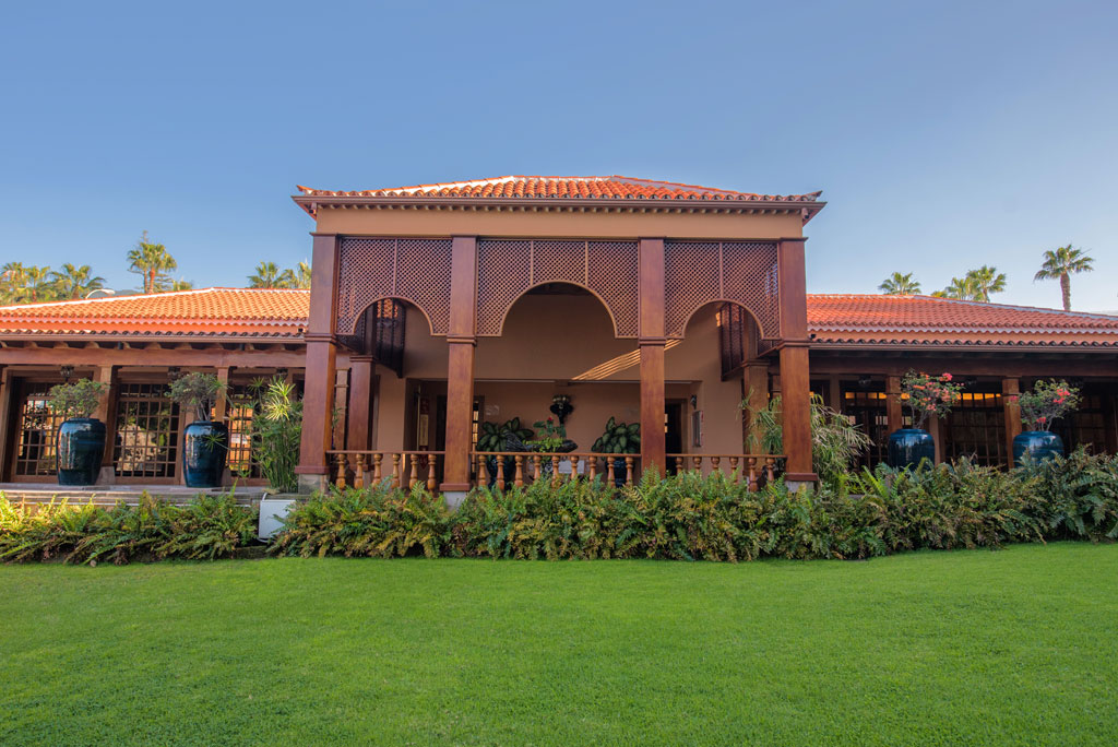 Edificio de arquitectura tradicional canaria en un jardín en Tenerife.