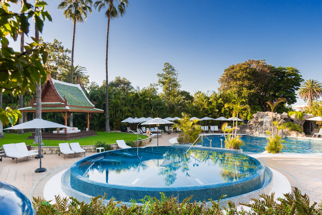 Piscina y cabaña en un entorno tropical en Tenerife.