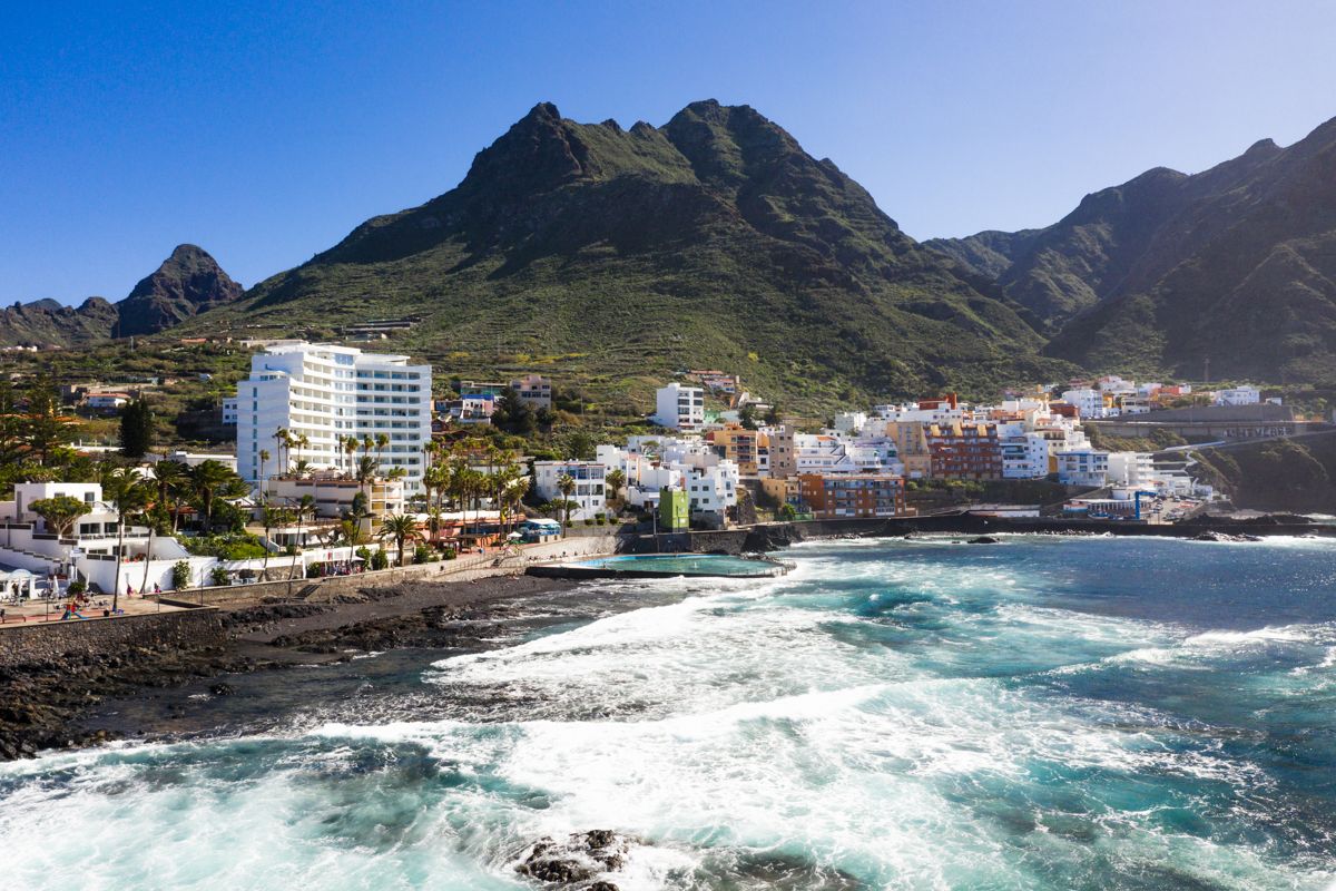 Costa y montañas en La Laguna, Tenerife, con edificios y costa rocosa.