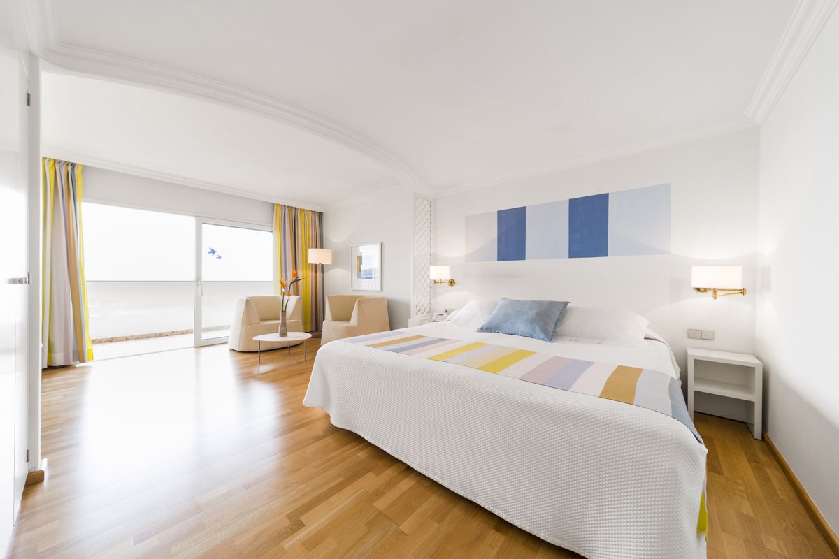 Habitación luminosa con cama grande y vista al exterior en Tenerife.