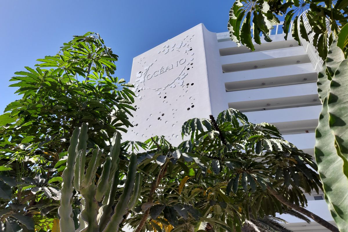 Edificio del Océano rodeado de palmeras en Tenerife.