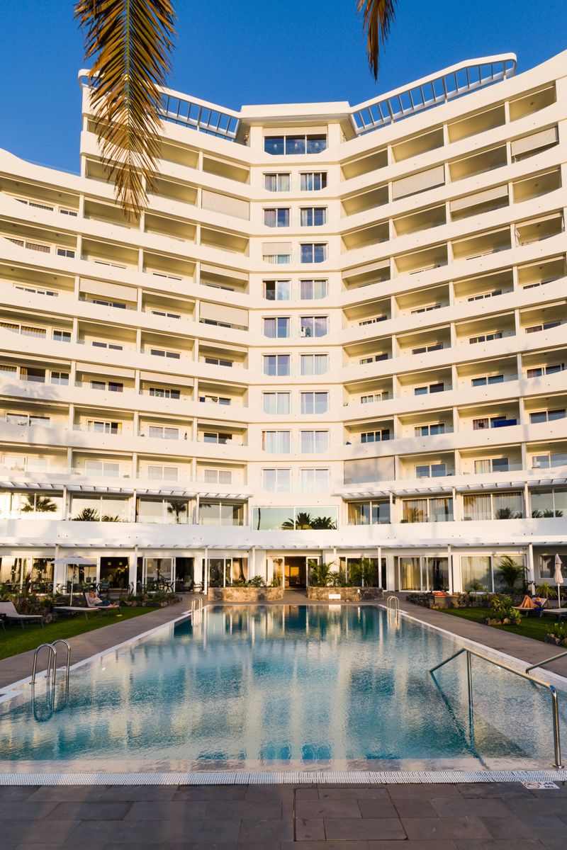 Edificio de varios pisos con piscina en la entrada en Tenerife.