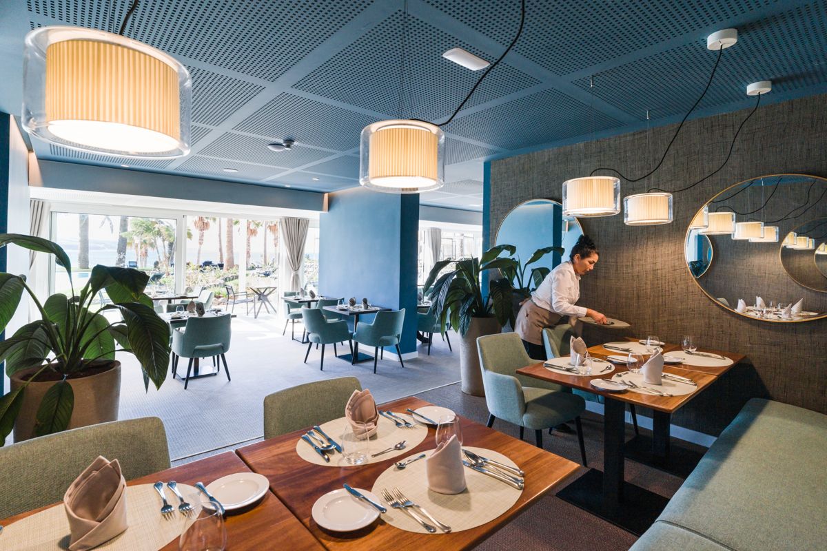 Restaurante en Tenerife con mesas dispuestas y personal organizando el servicio.