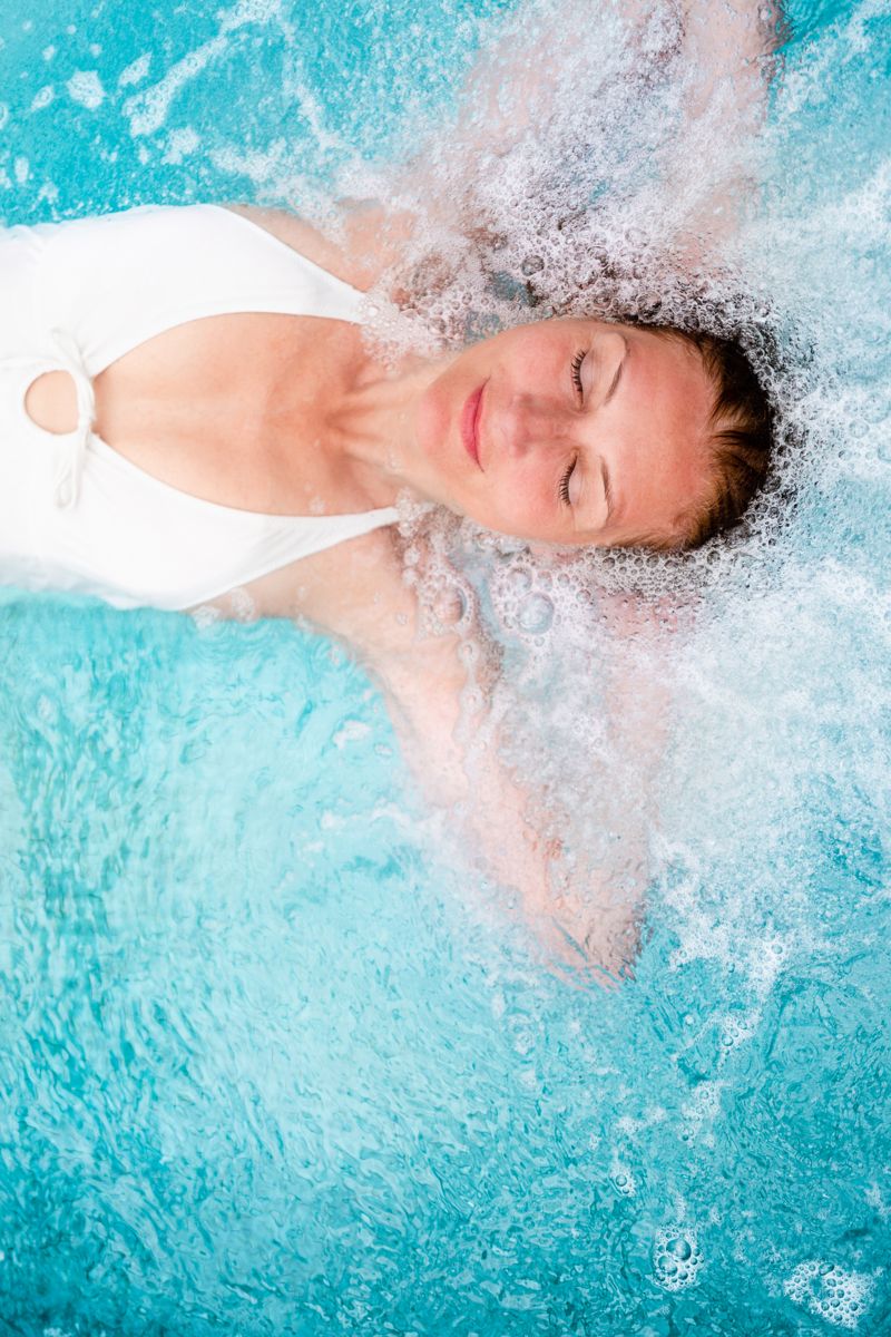 Persona relajándose en el agua en Tenerife.