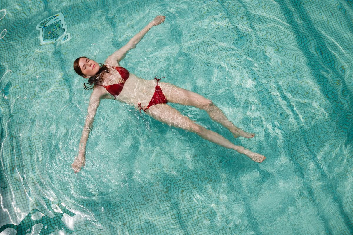 Persona nadando de espaldas en una piscina en Tenerife.