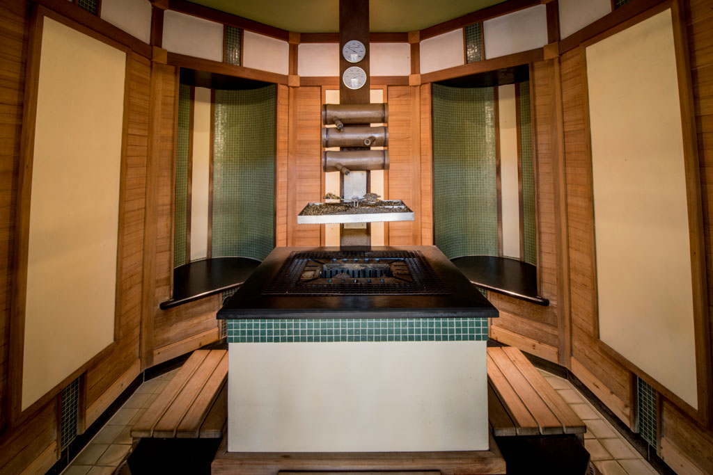 Sauna tradicional de madera en Tenerife con termómetros en la pared.