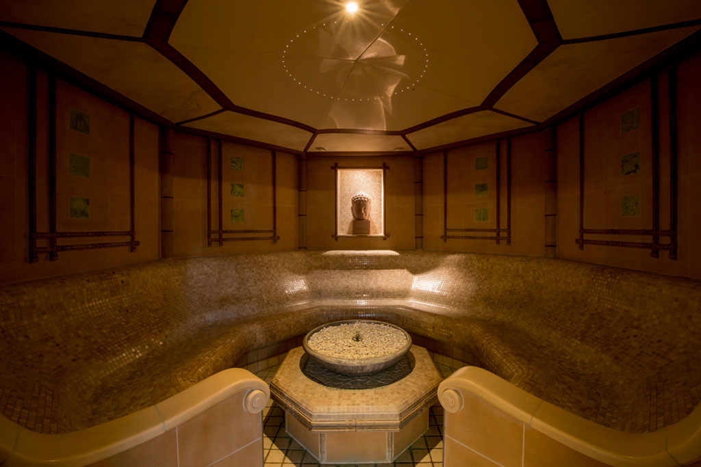 Sala de spa con fuente central y mosaicos, en Tenerife.