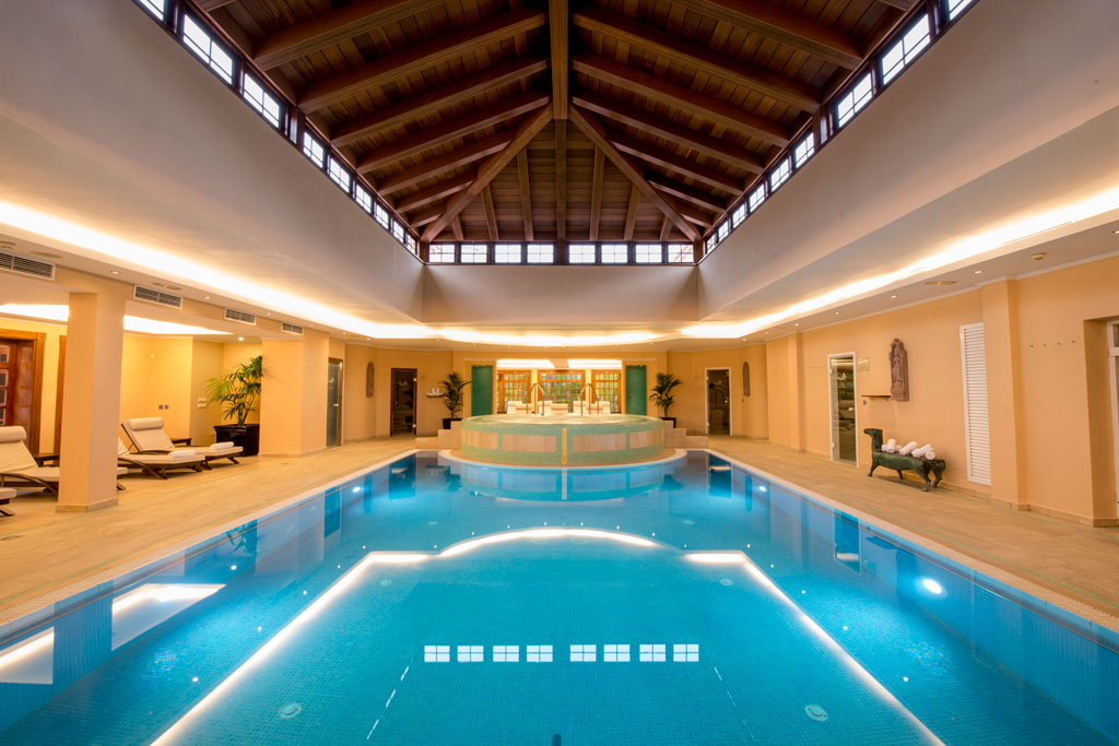 Piscina interior con techo de madera en spa de Tenerife.