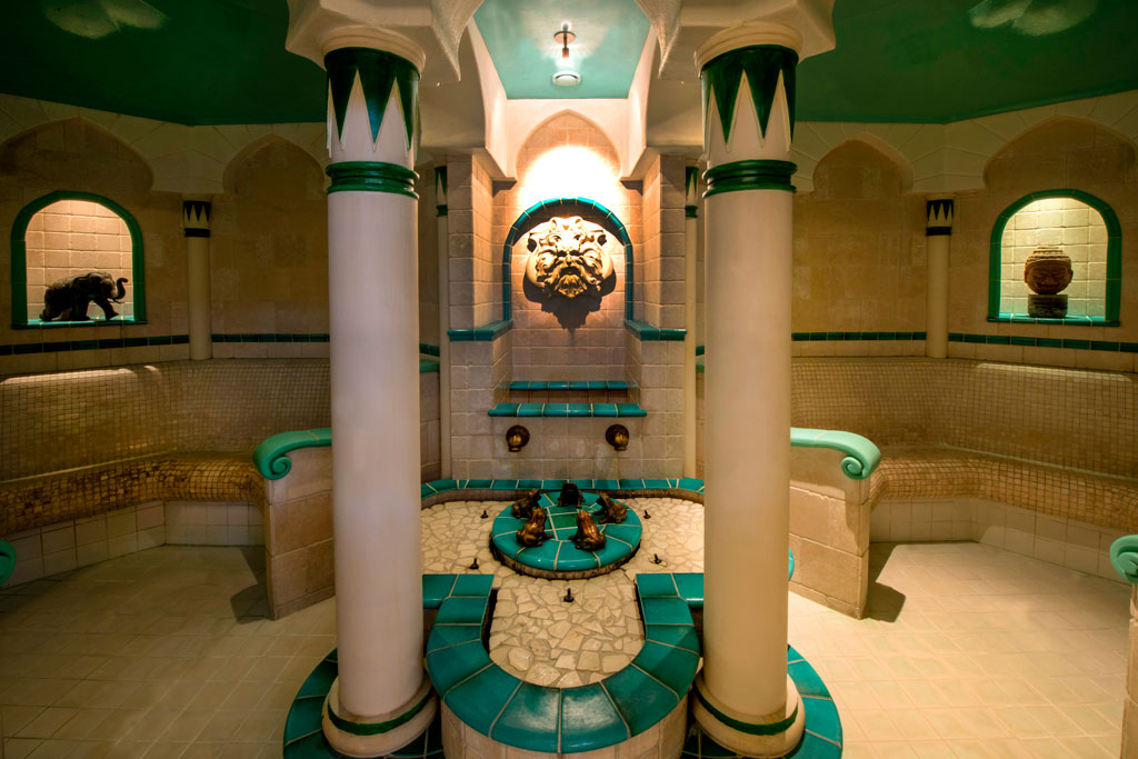 Sala de baño temático con columnas y decoraciones animales en Tenerife.
