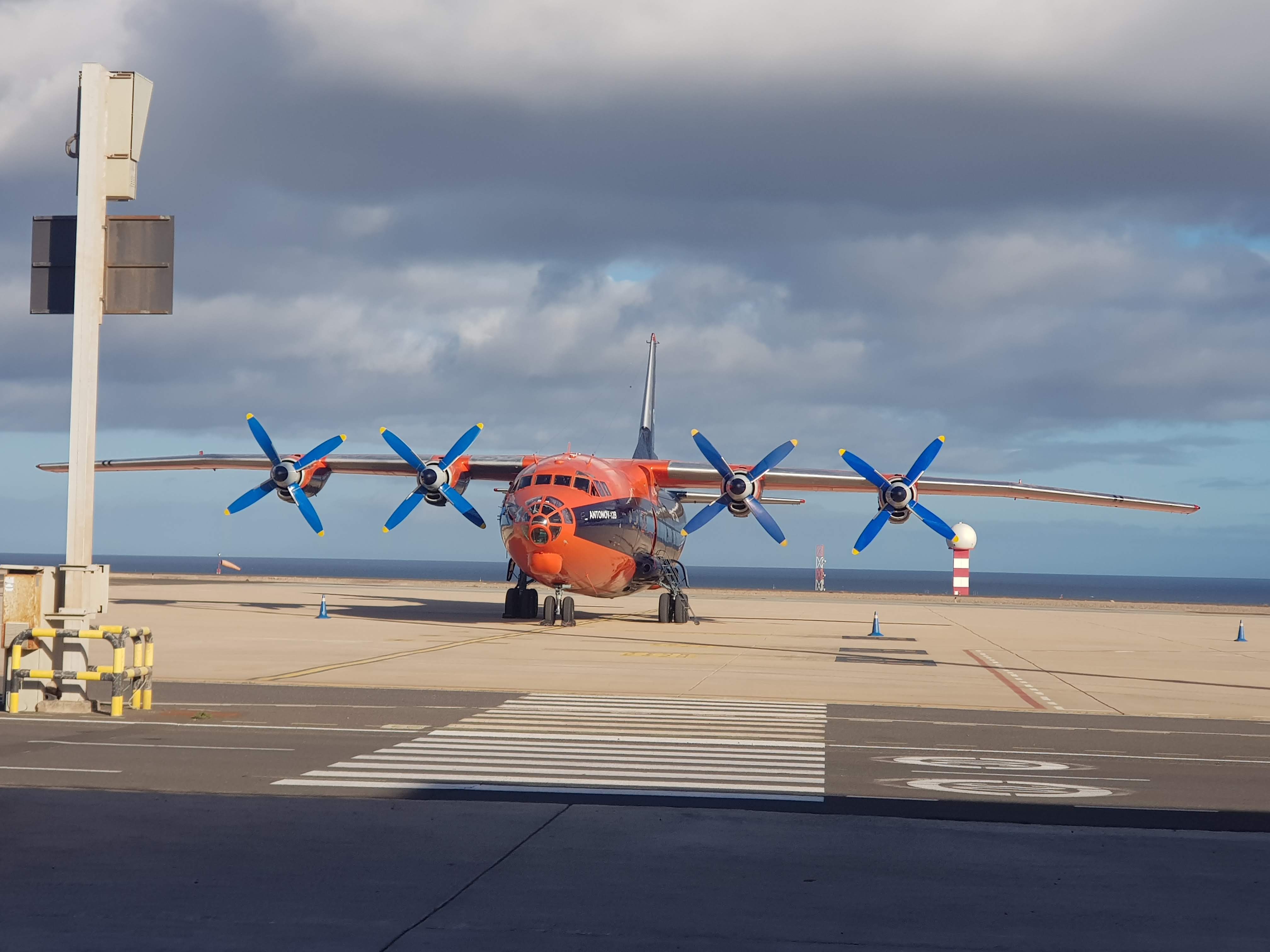 Avión Antonov en la pista del aeropuerto en Tenerife.