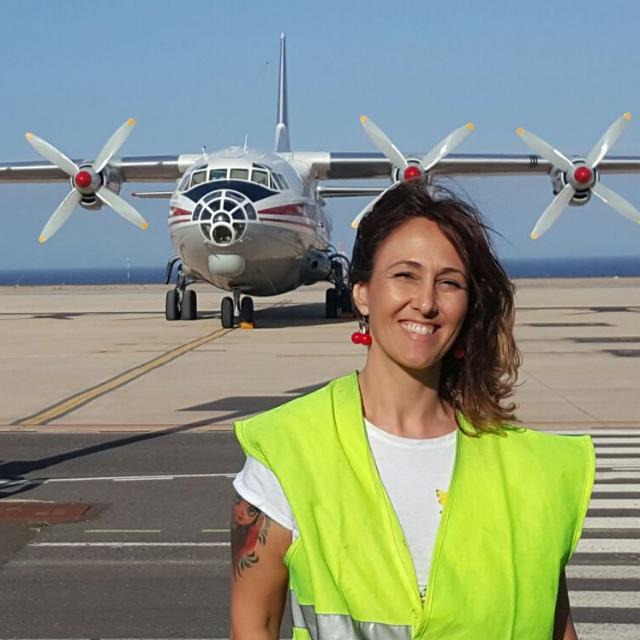 Persona con chaleco reflectante frente a un avión en la pista del aeropuerto de Tenerife.