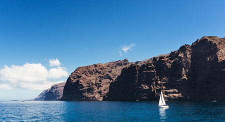 Velero navegando frente a los acantilados de Los Gigantes, Tenerife.