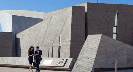 Arquitectura moderna en Santa Cruz de Tenerife con dos personas caminando.