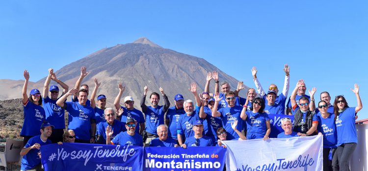 El colectivo de montañeros se suma a la campaña #YosoyTenerife con la firma del Manifiesto del Teide