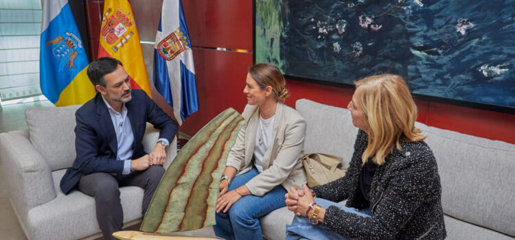 Lope Afonso recibe a la windsurfista Blanca Alabau por su destacada trayectoria deportiva