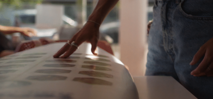 El proyecto Surfing With Me presenta la primera tabla de surf fabricada con residuos de playa
